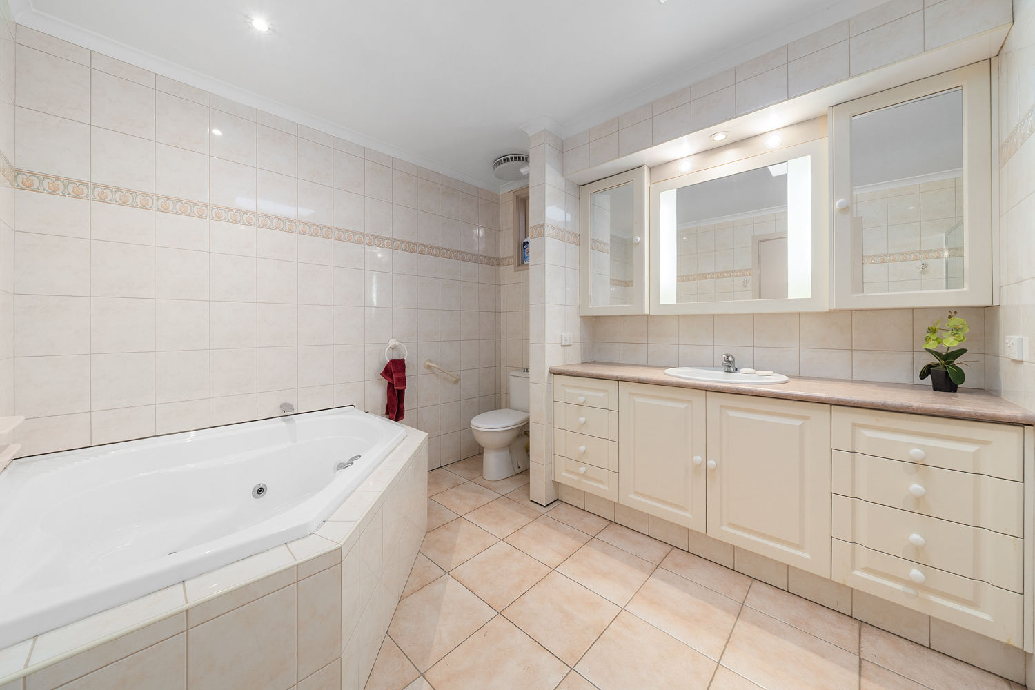 21678726-KEILOR-4