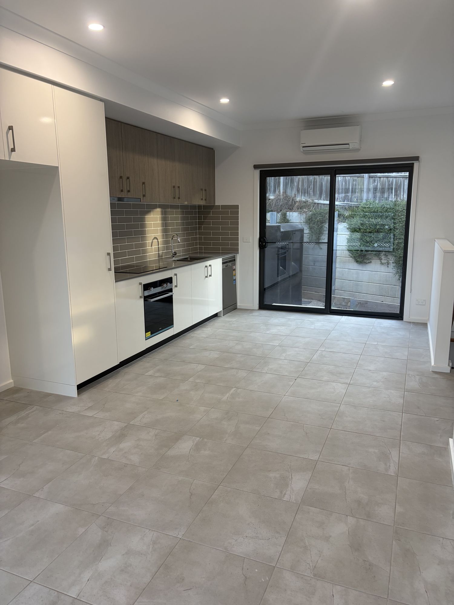 21679394-SUNBURY-3