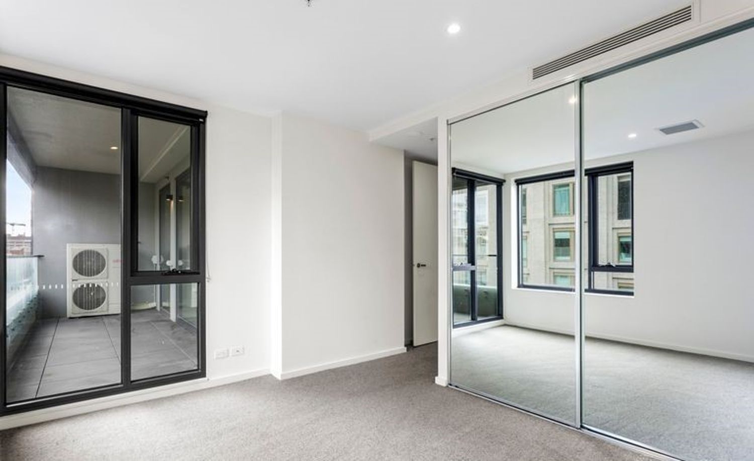 21682429-COLLINGWOOD-5